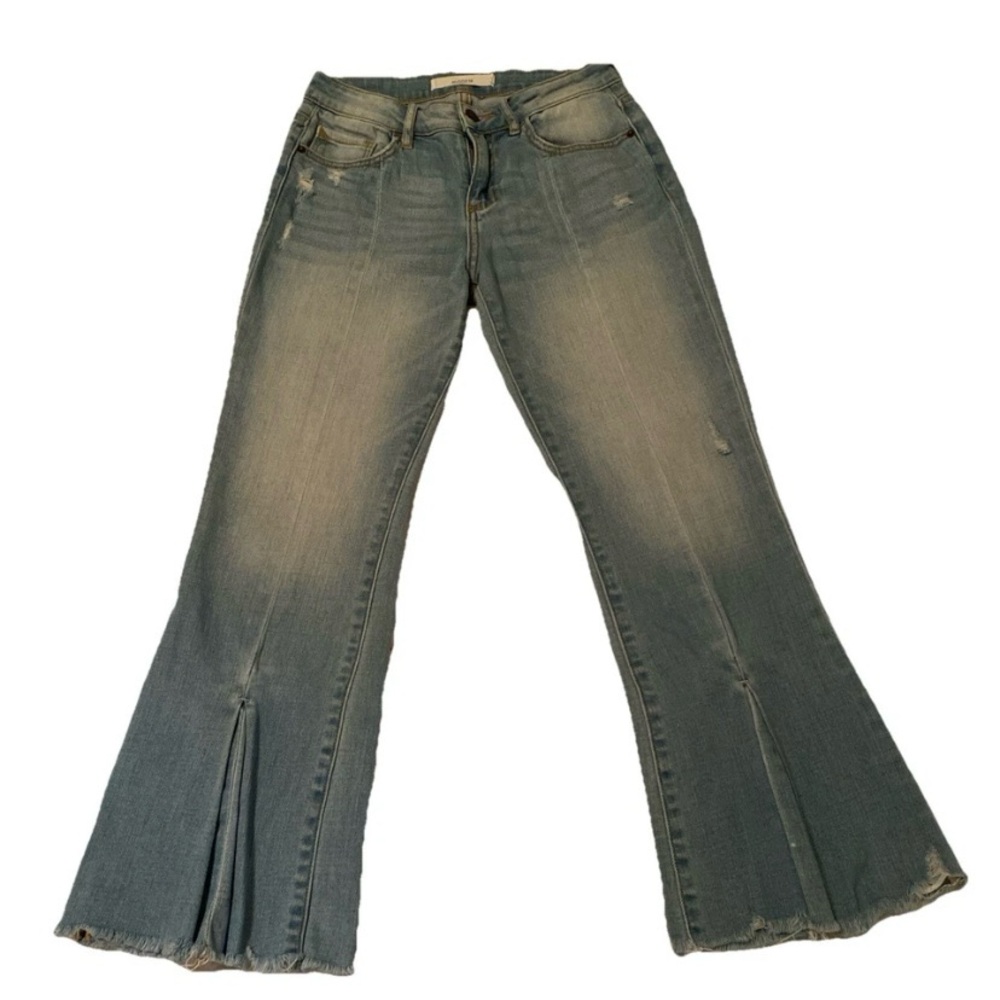 Women’s flare jeans
 Size 26 Crop Flare Jeans 
 Soft Light Wash 
Front seam